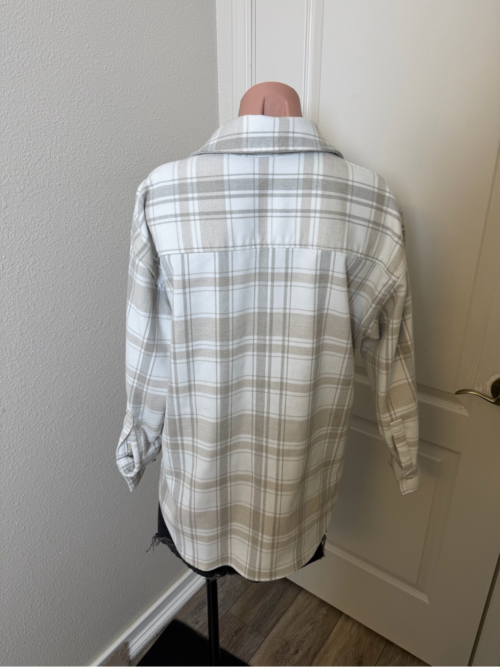 H&M Light Tan and White Plaid Button-Up Shirt Cardigan Sz S - Picture 3 of 4